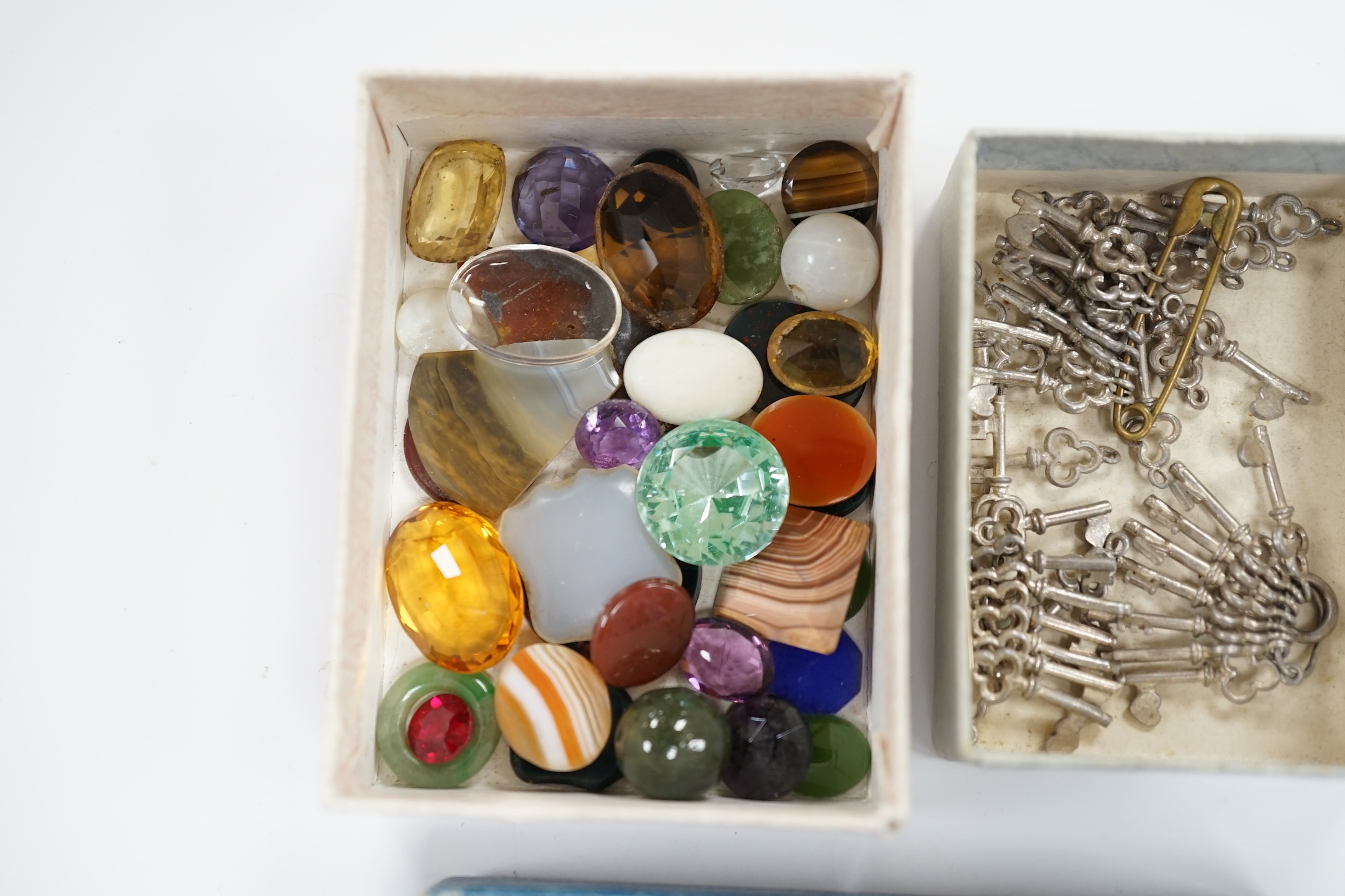 A quantity of assorted jewellery, including garner bead necklace(a.f.), unmounted stones including agate, key charms with letters, cultured pearl necklace and a yellow metal, turquoise and seed pearl set ring, etc.